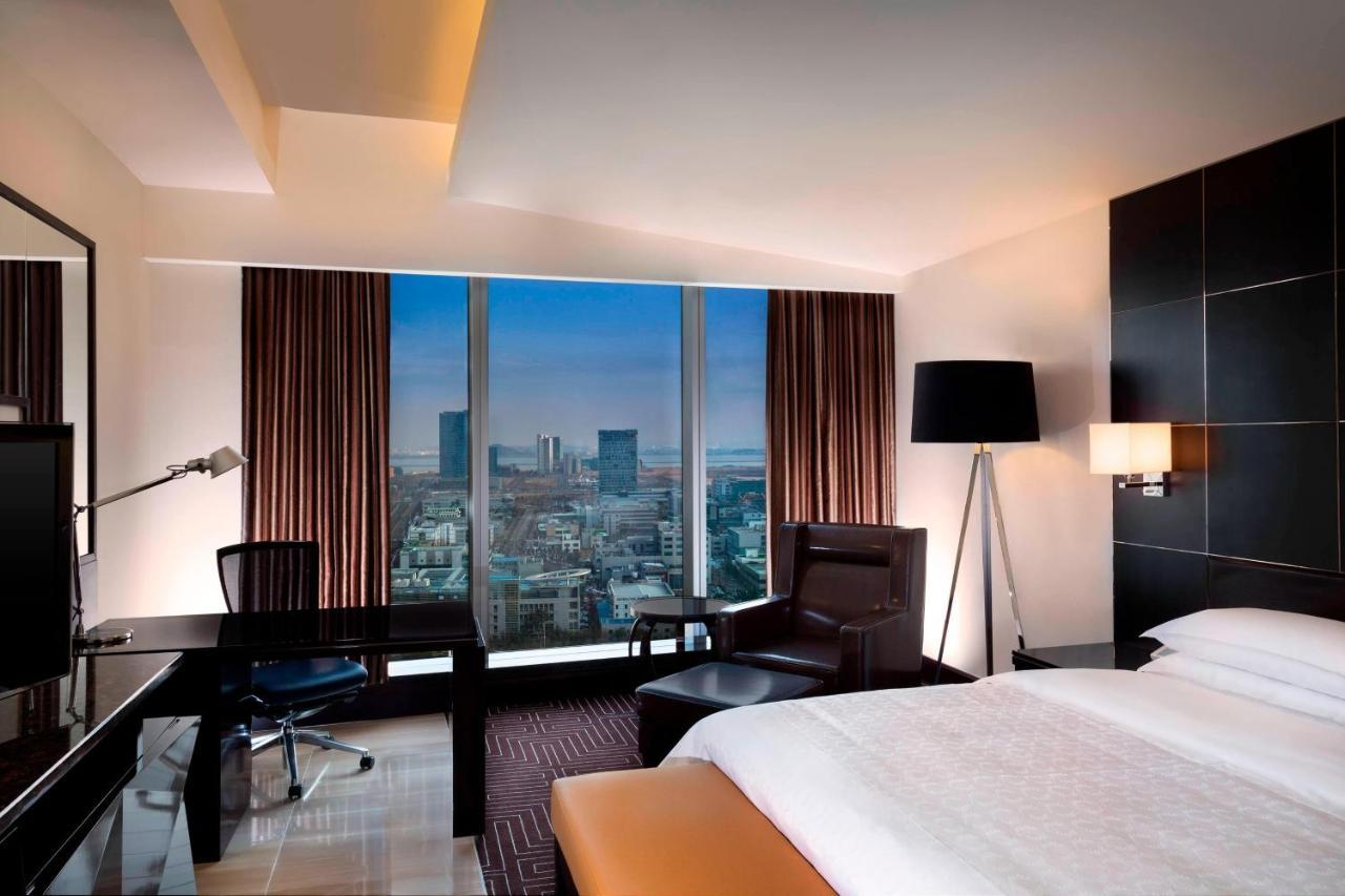 Club lounge access, Guest room, 1 King, City view
