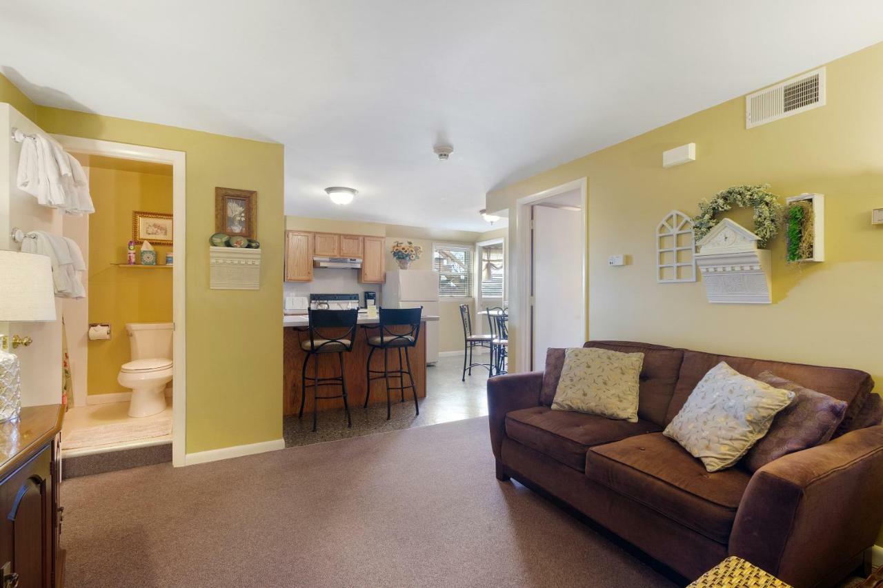 Two-Bedroom Cottage with Two Queen Beds