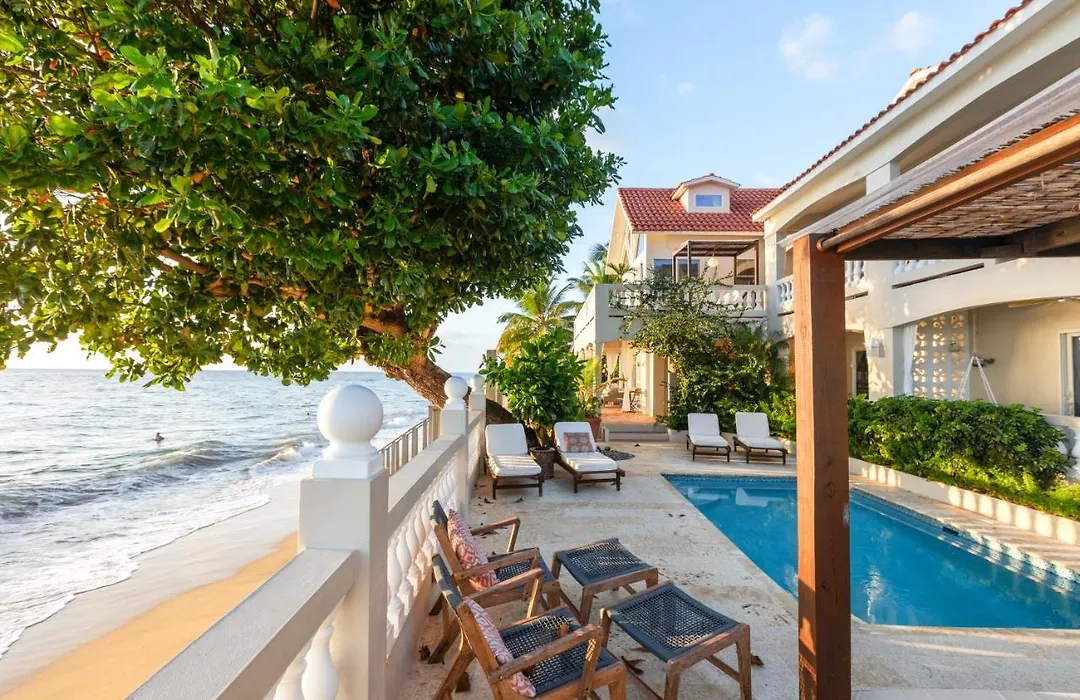 Tres Sirenas Beach Inn-1