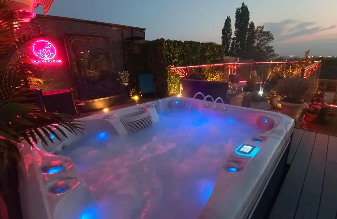 Spa De La Lune - Private Love Room Suite With Terrace And View - Air Conditioned- Double Jacuzzi - Sauna - King Size Bed - Free Wifi - Free Parking - Free Breakfast - Close To Cdg Airport And To The North Of Paris-1