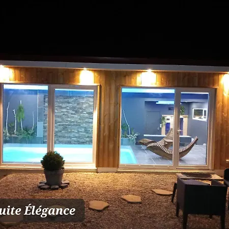 Chambre avec spa, piscine et sauna privatif-3