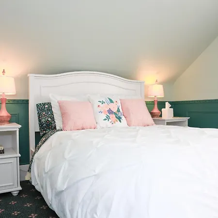 Stone Chalet Bed & Breakfast Inn-2