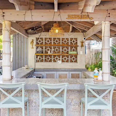 Tres Sirenas Beach Inn-3