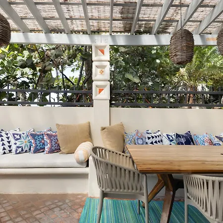 Tres Sirenas Beach Inn-2