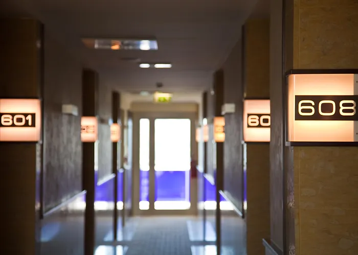 Breaking Business Hotel