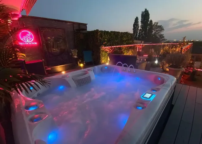 Spa De La Lune - Private Love Room Suite With Terrace And View - Air Conditioned- Double Jacuzzi - Sauna - King Size Bed - Free Wifi - Free Parking - Free Breakfast - Close To Cdg Airport And To The North Of Paris Clichy-sous-Bois