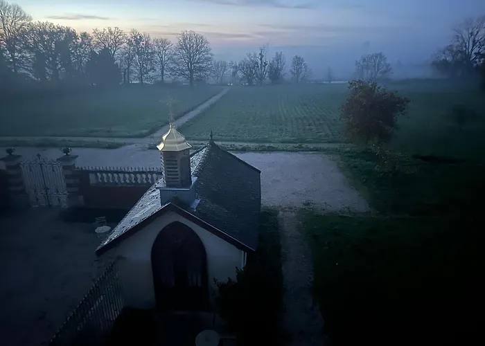 La Suite du Château de Chevigny-en-Valière comprenant deux chambres séparées, située à 12 minutes de la célèbre ville de Beaune