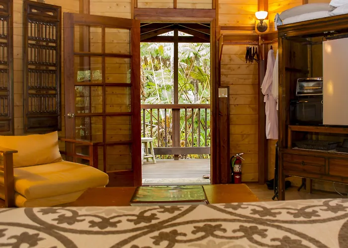 Volcano Village Lodge