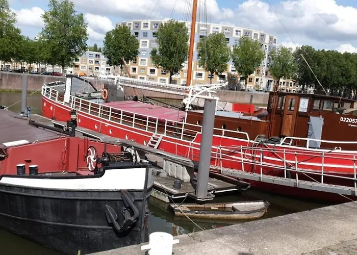Boat Hotel SIX Rotterdam