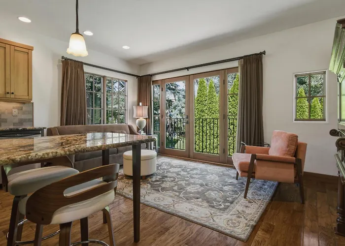 Columbia Cliff Villas